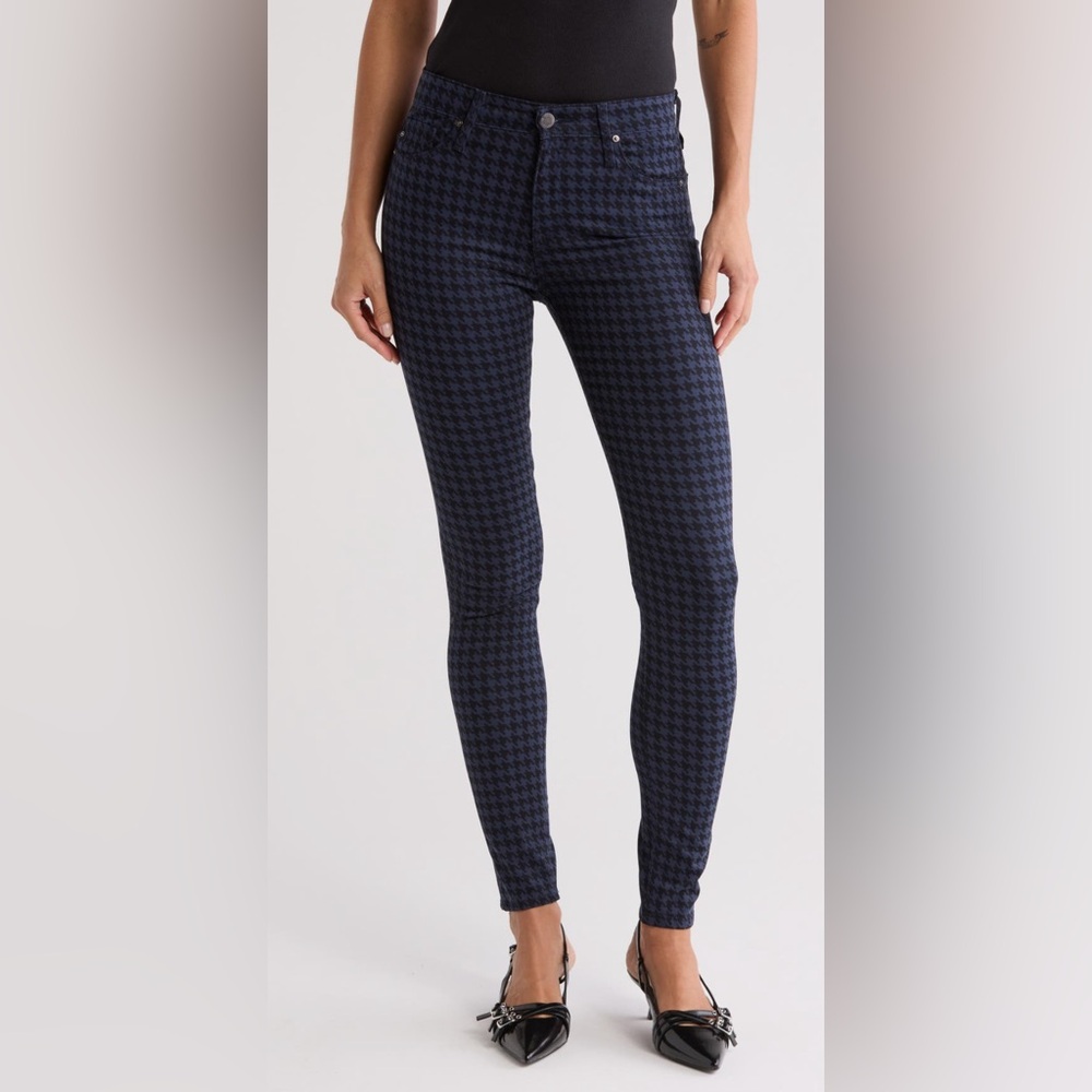 AG “Farrah” Mid-rise Skinny Jeans. Size 26